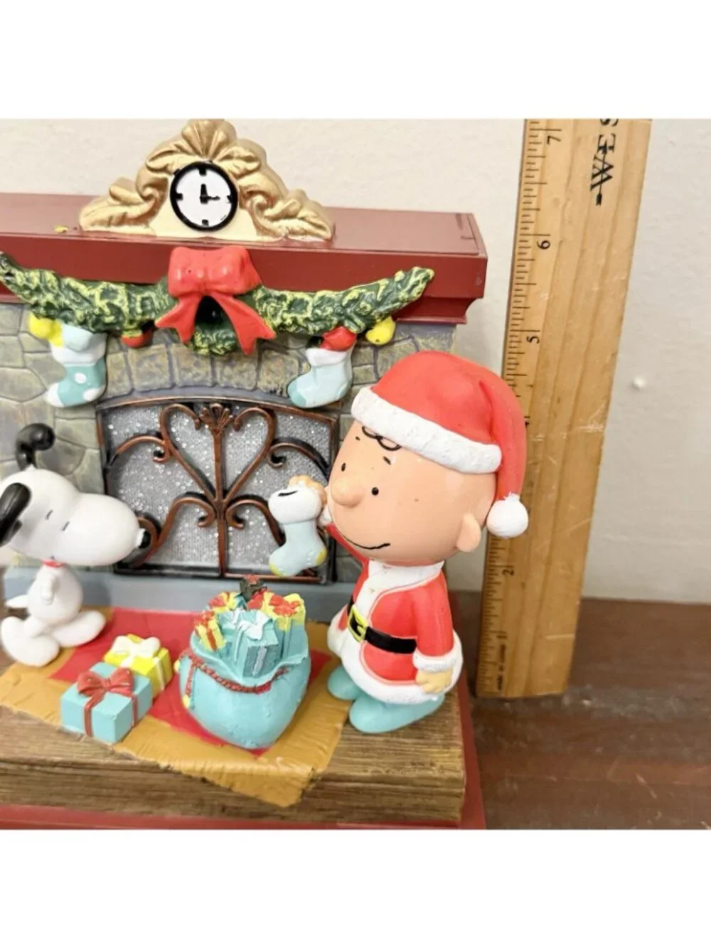 Snoopy Charlie Brown Peanuts Christmas Musical Light Up Fireplace Holiday Decor